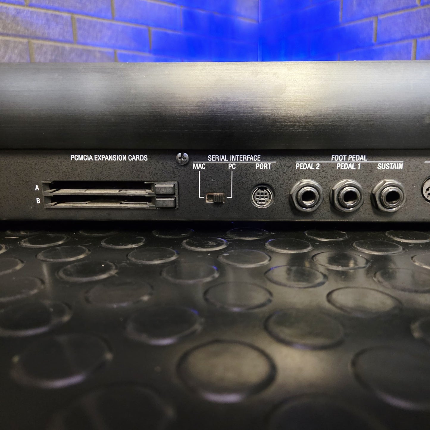 ALESIS QS7 76 KEY SYNTHESIZER KEYBOARD