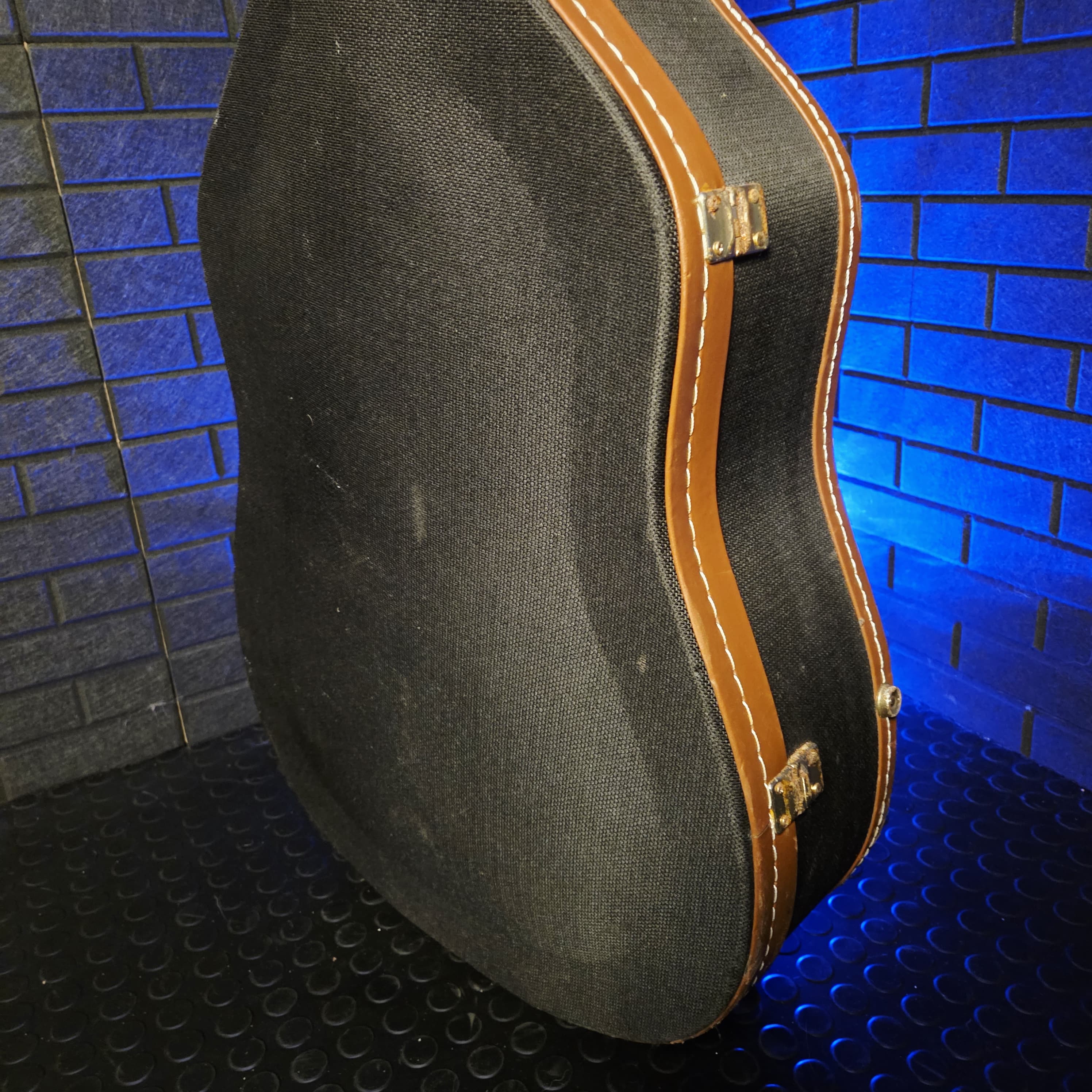 DELUXE ACOUSTIC HARD CASE BLACK WITH BROWN LEATHER TRIM