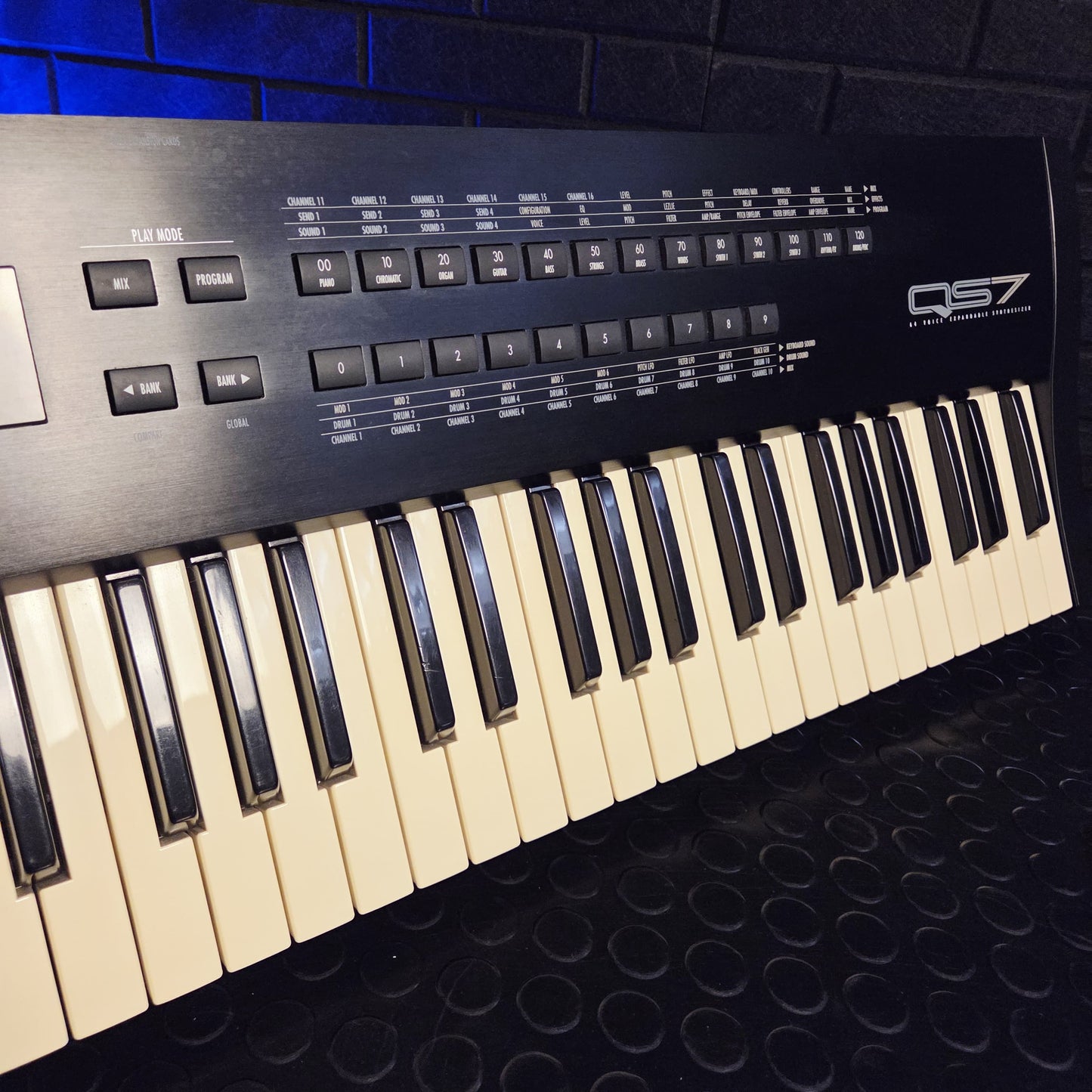ALESIS QS7 76 KEY SYNTHESIZER KEYBOARD