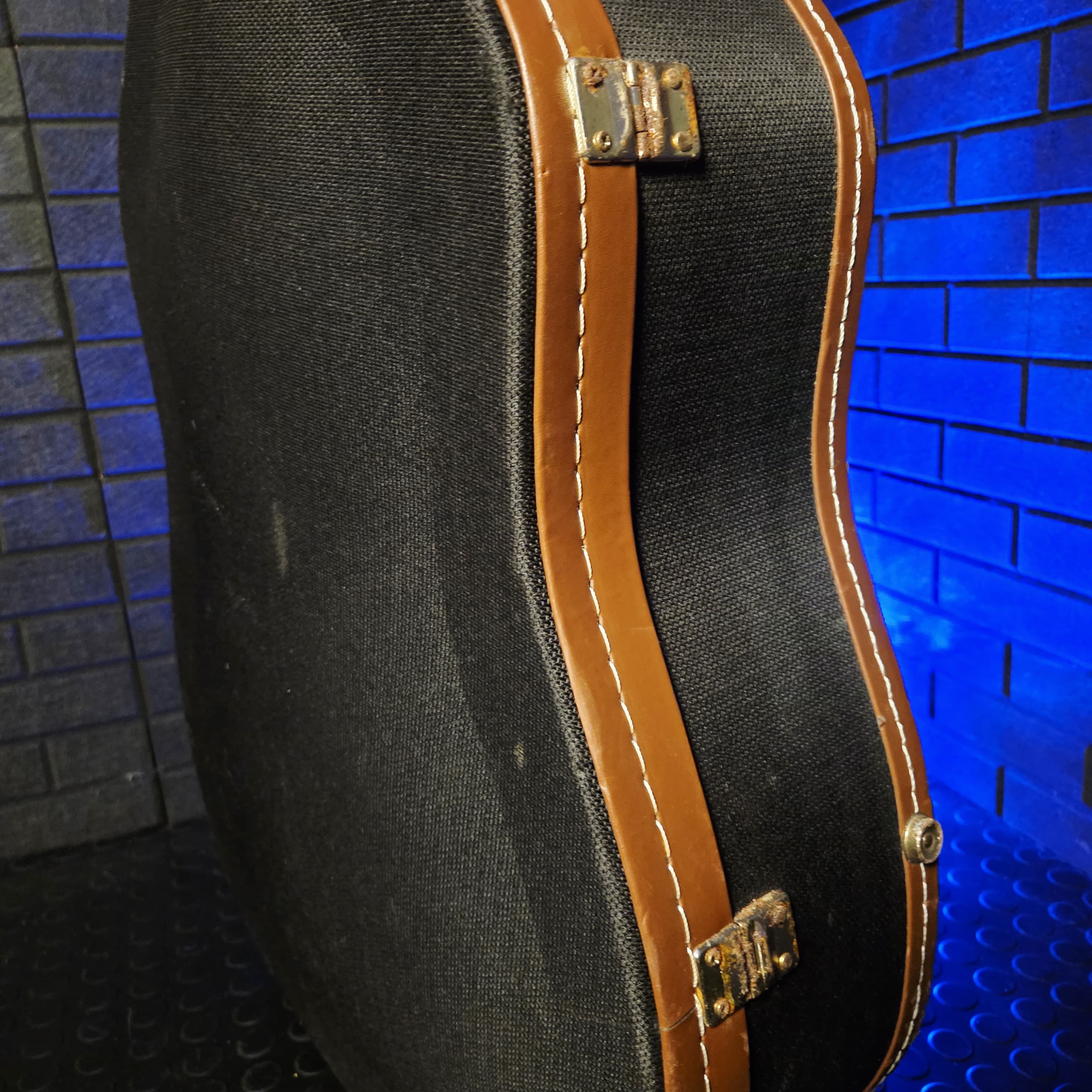 DELUXE ACOUSTIC HARD CASE BLACK WITH BROWN LEATHER TRIM