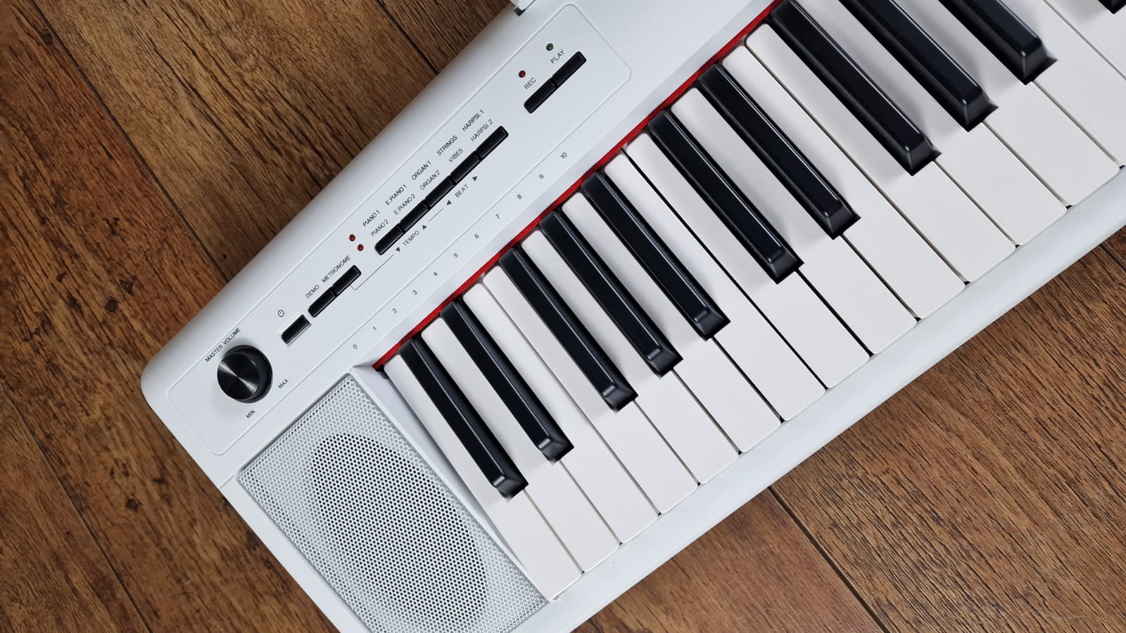YAMAHA NP-12 PIAGGERO WHITE 61 KEY TOUCH SENSITIVE KEYBOARD