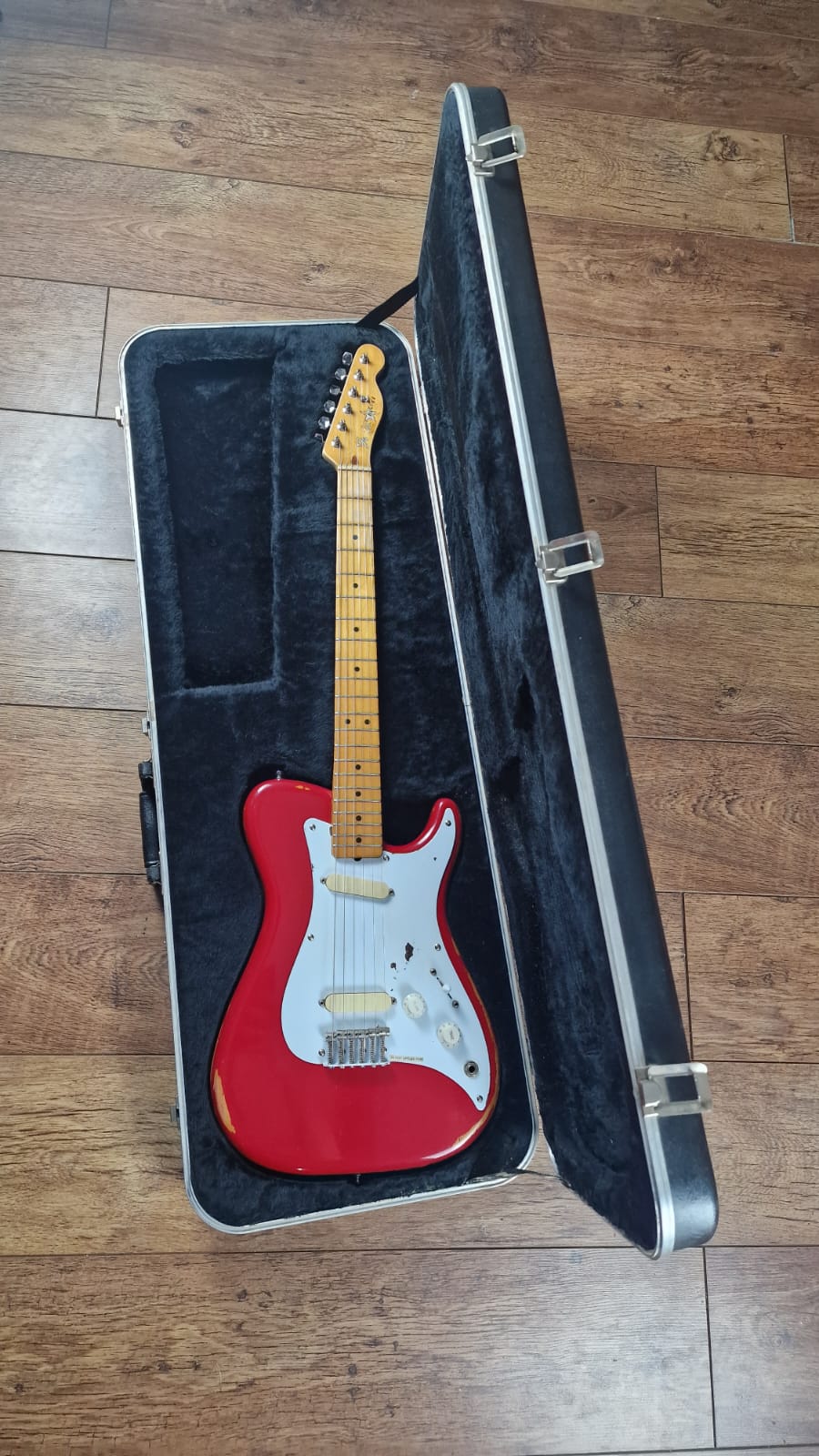 FENDER BULLET 1981 USA ROADWORN RED ELECTRIC GUITAR + OFFICIAL HARD CASE