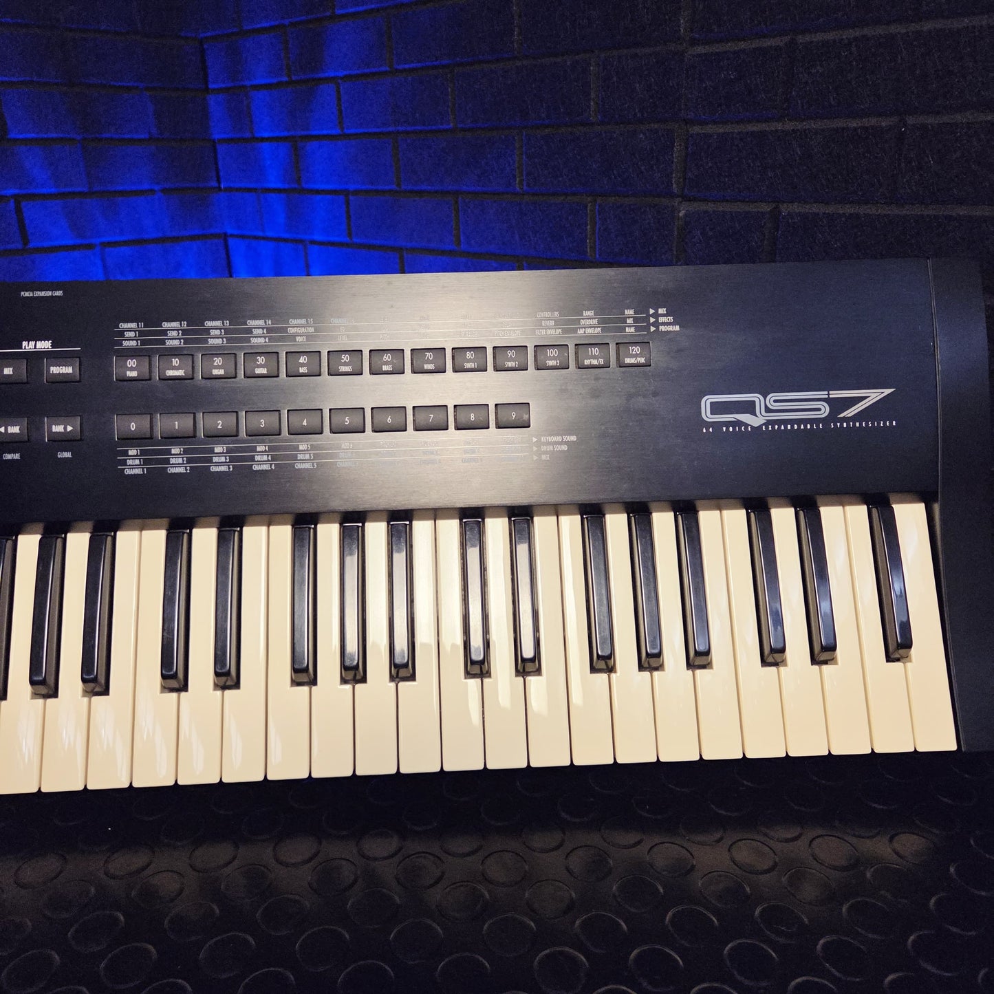 ALESIS QS7 76 KEY SYNTHESIZER KEYBOARD