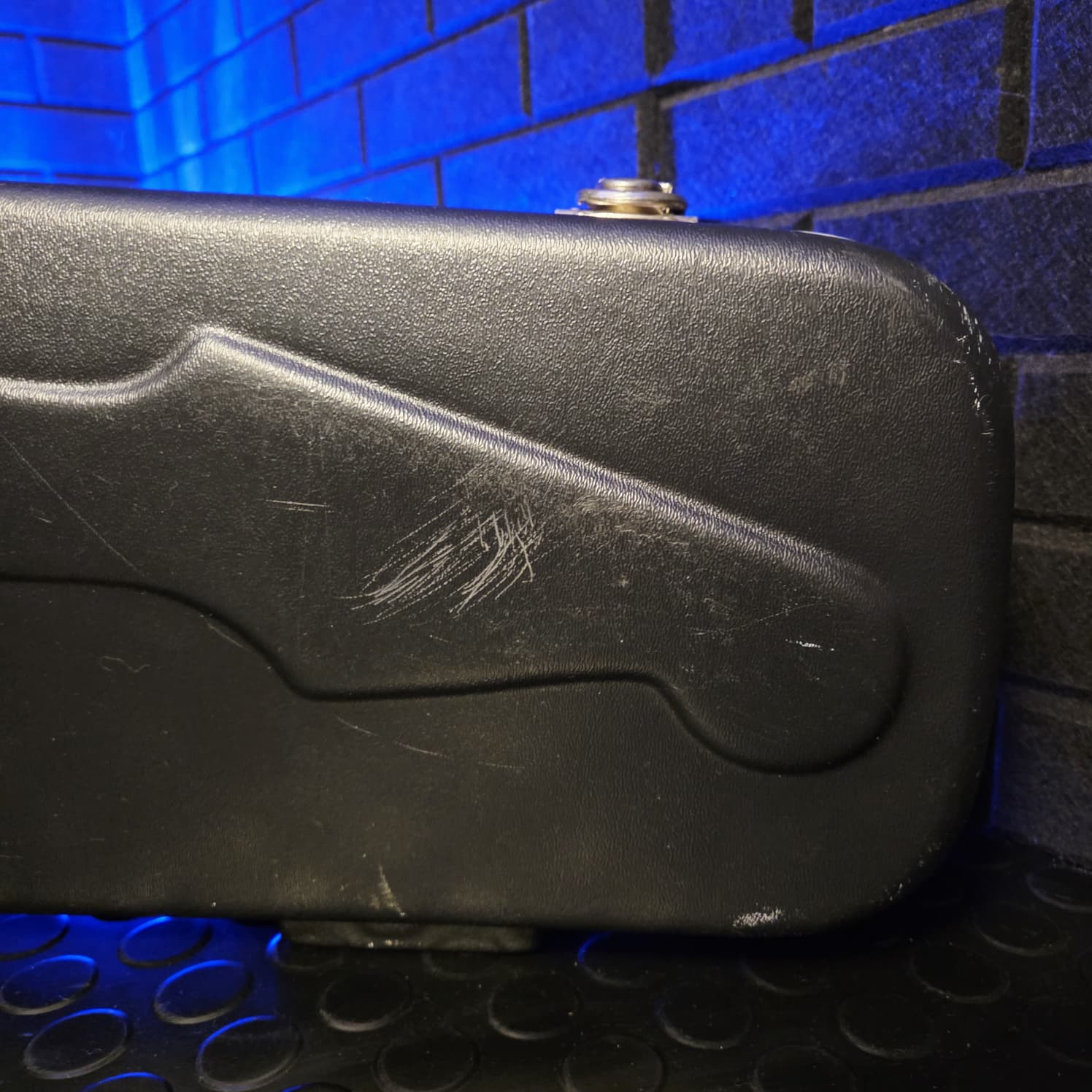 FENDER AMERICAN DELUXE MOULDED HARD CASE FOR STRATOCASTER/TELECASTER GUITARS