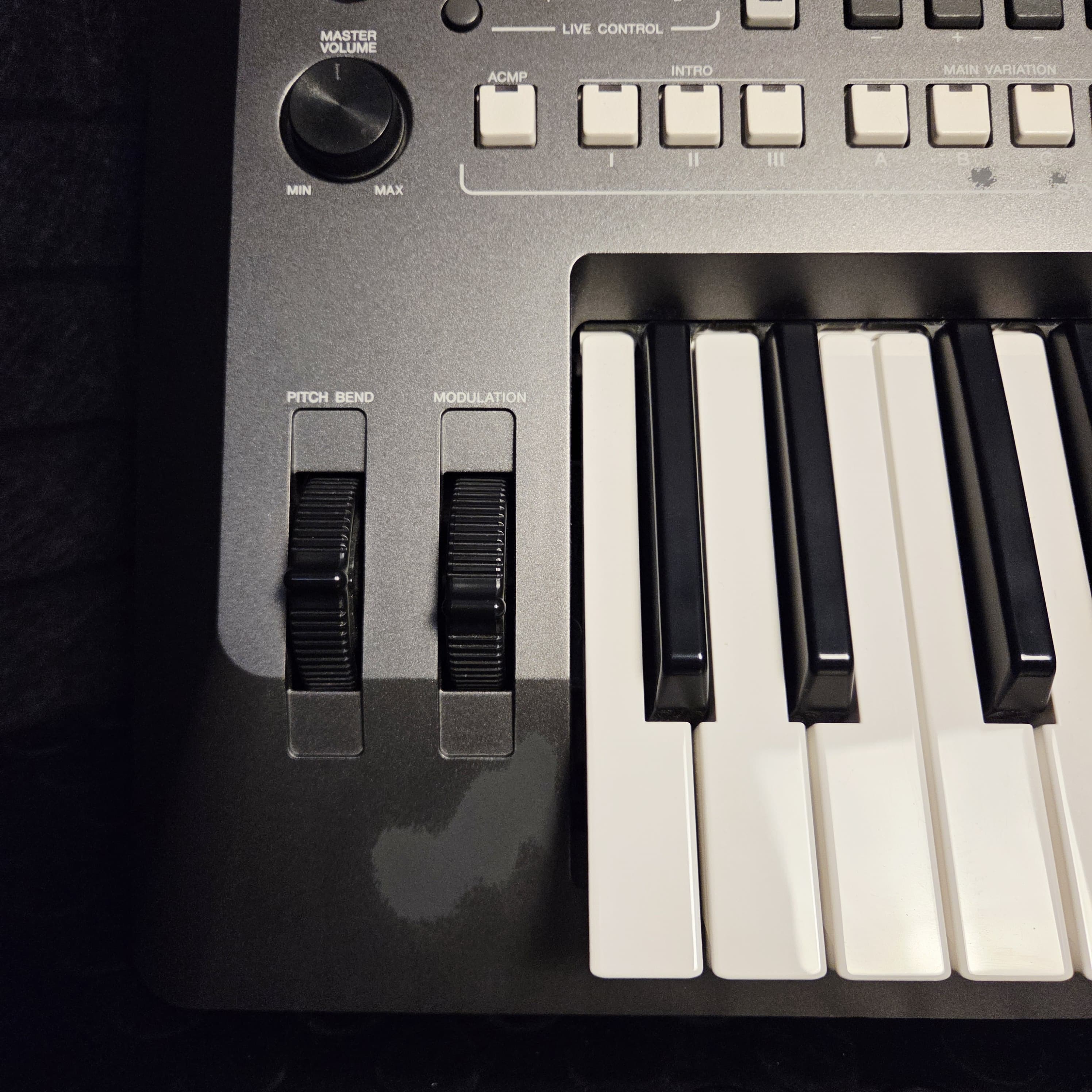 YAMAHA PSR-S670 61 KEY ARRANGER WORKSTATION KEYBOARD