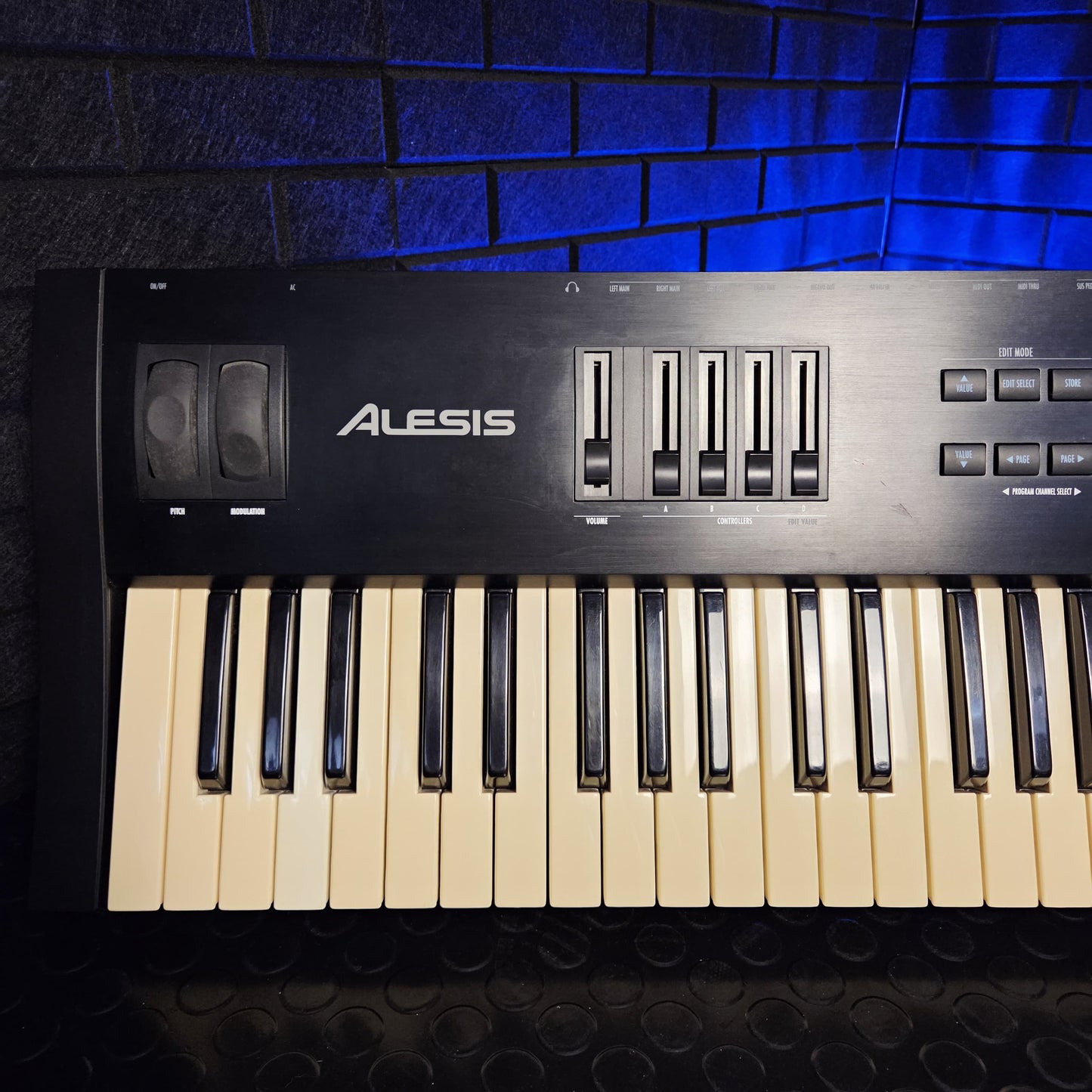 ALESIS QS7 76 KEY SYNTHESIZER KEYBOARD