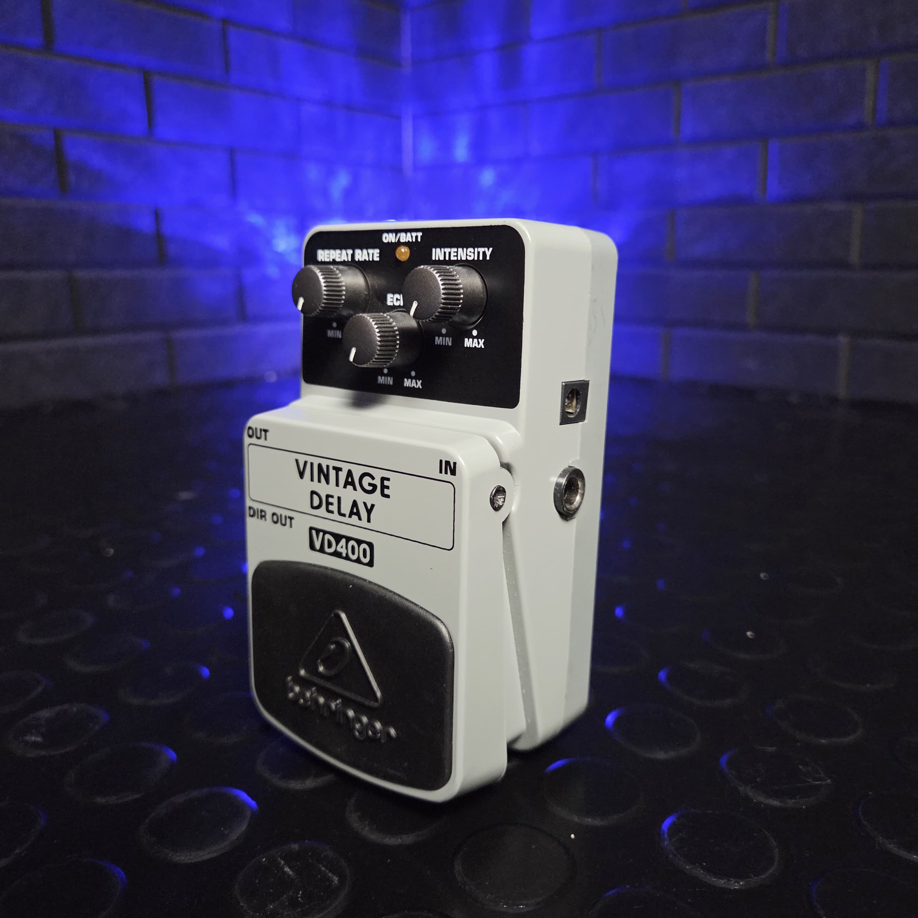 BEHRINGER VINTAGE DELAY VD400 GUITAR PEDAL