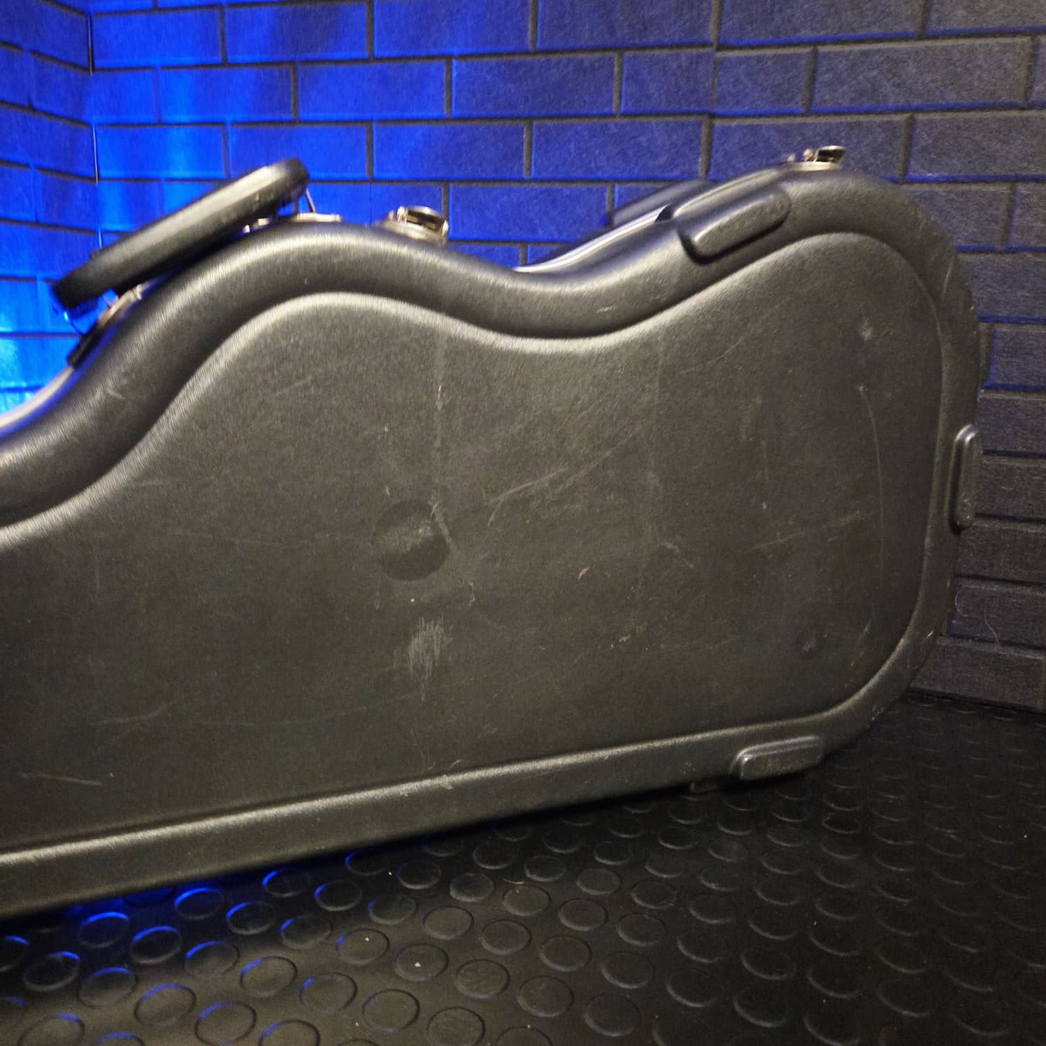 FENDER AMERICAN DELUXE MOULDED HARD CASE FOR STRATOCASTER/TELECASTER GUITARS
