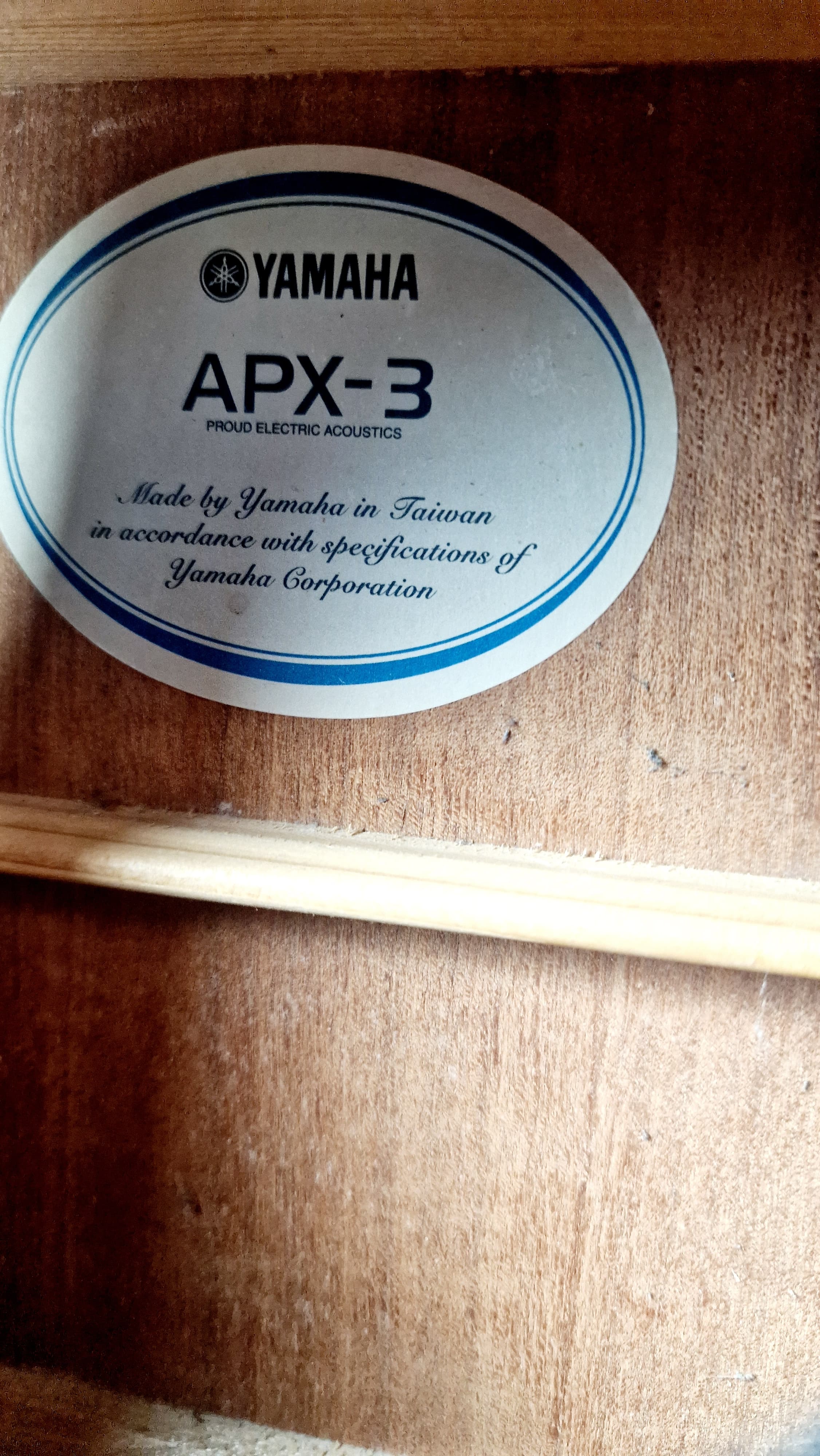 YAMAHA APX-3 NATURAL ELECTRO ACOUSTIC GUITAR