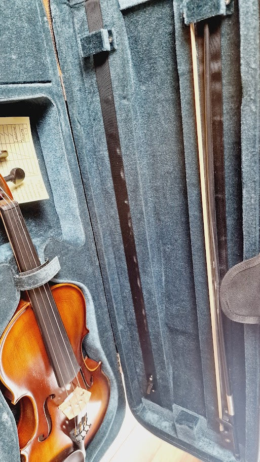 PRIMAVERA VF050 4/4 ANTIQUED FULL SIZE VIOLIN AND BOW