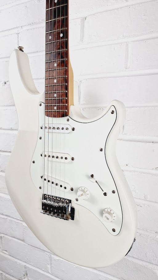 PEAVEY RAPTOR SPECIAL STRATOCASTER WHITE ELECTRIC GUITAR