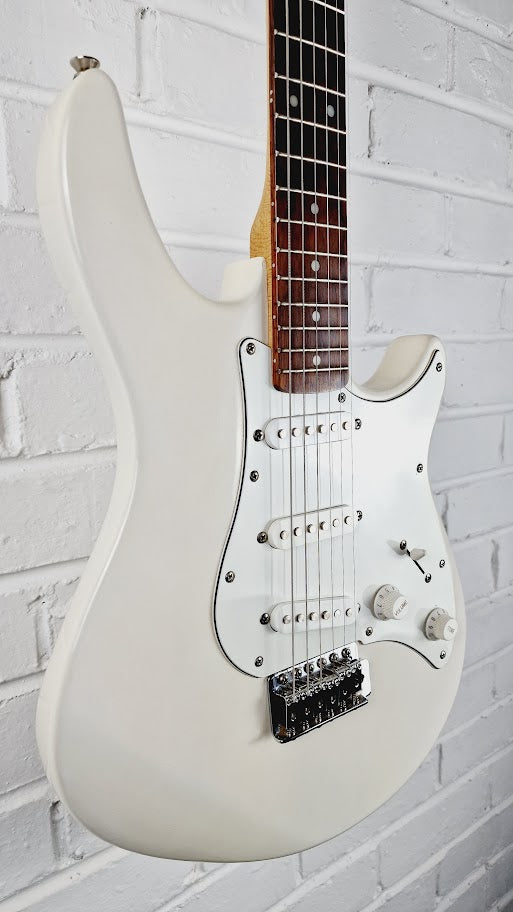 PEAVEY RAPTOR SPECIAL STRATOCASTER WHITE ELECTRIC GUITAR