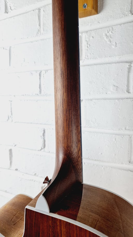 MARTIN ROAD SERIES DC-13E ELECTRO ACOUSTIC GUITAR + PADDED MARTIN CASE