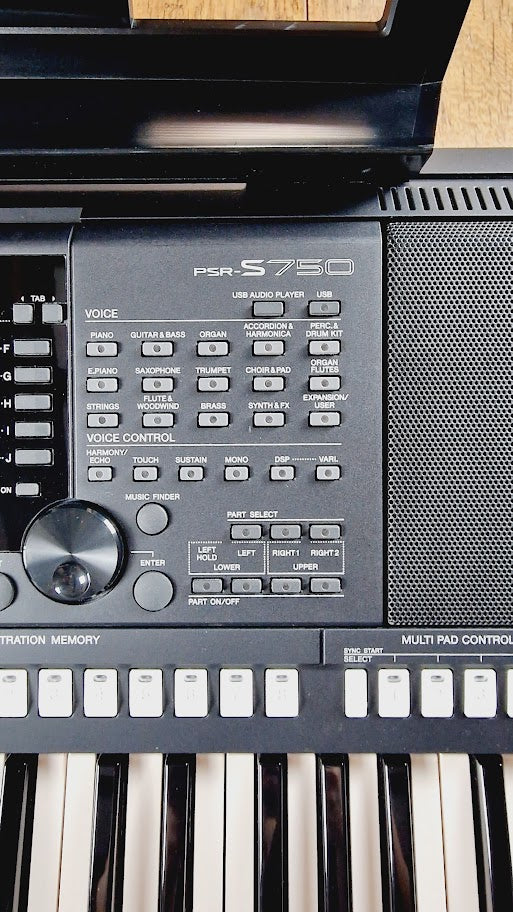 YAMAHA PSR-S750 ARRANGER WORKSTATION KEYBOARD