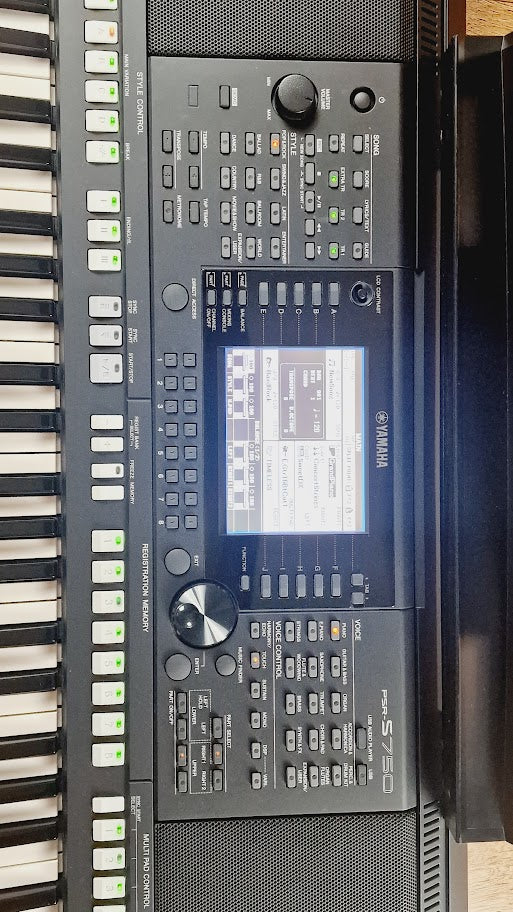 YAMAHA PSR-S750 ARRANGER WORKSTATION KEYBOARD