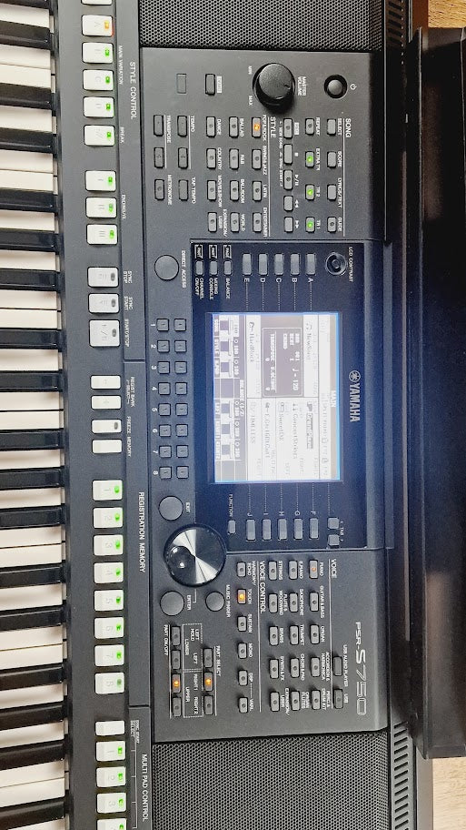 YAMAHA PSR-S750 ARRANGER WORKSTATION KEYBOARD