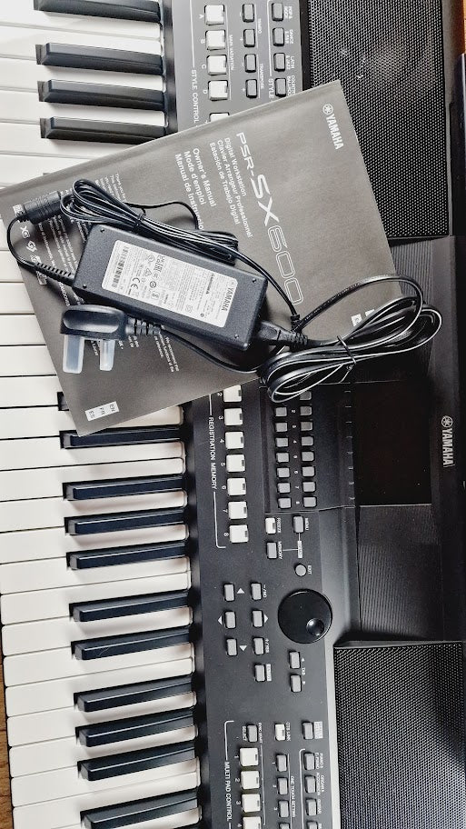 YAMAHA PSR SX600 61 KEY TOUCH SENSITIVE KEYBOARD