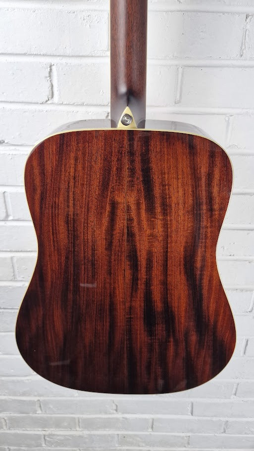 ALVAREZ MASTERWORKS MD60BG BLUEGRASS ACOUSTIC GUITAR AND ALVAREZ CASE