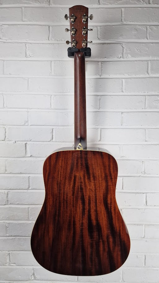 ALVAREZ MASTERWORKS MD60BG BLUEGRASS ACOUSTIC GUITAR AND ALVAREZ CASE