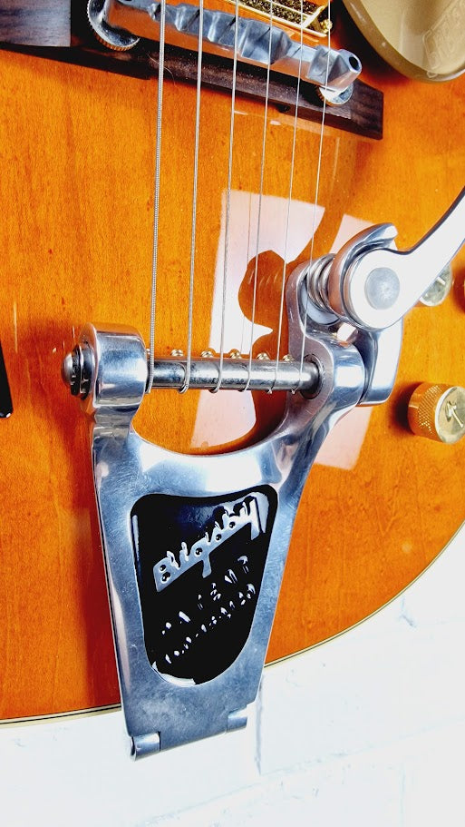 GRETSCH 6121W 2004 ROUNDUP ELECTRIC GUITAR + GRETSCH ORIGINAL HARD CASE