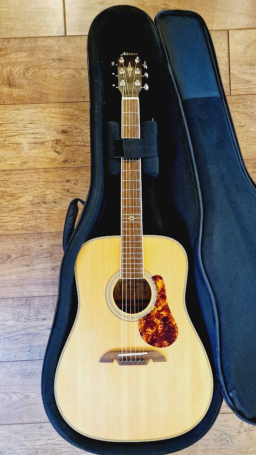 ALVAREZ MASTERWORKS MD60BG BLUEGRASS ACOUSTIC GUITAR AND ALVAREZ CASE