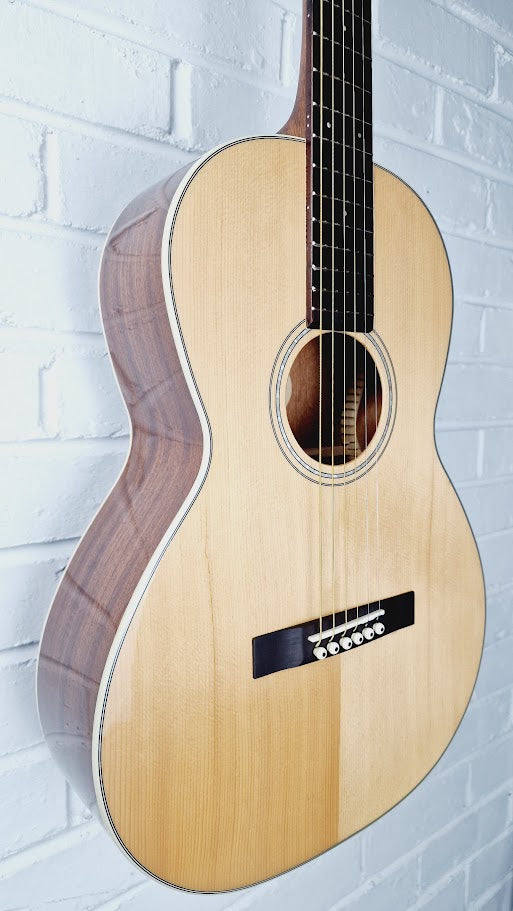 GUILD P-240 MEMOIR PARLOR GUITAR