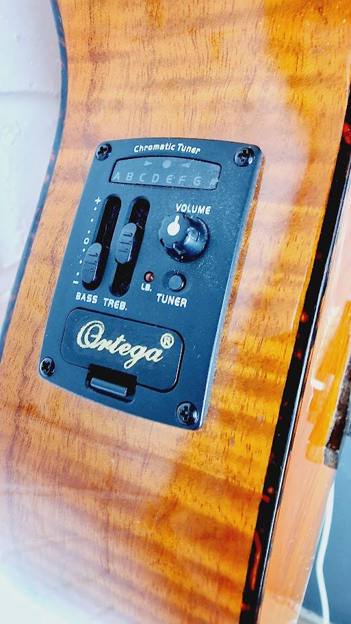 ORTEGA RGLE18FMH ELECTRO ACOUSTIC GUITALELE + GIG BAG