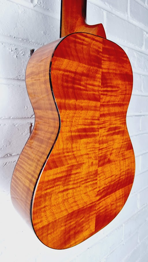 ORTEGA RGLE18FMH ELECTRO ACOUSTIC GUITALELE + GIG BAG