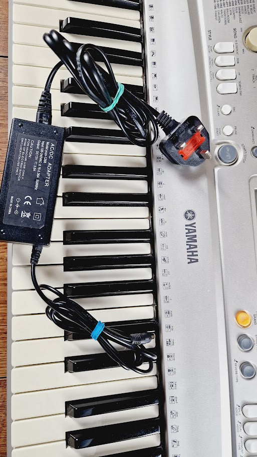 YAMAHA PSR E303 61 KEY KEYBOARD + POWER SUPPLY