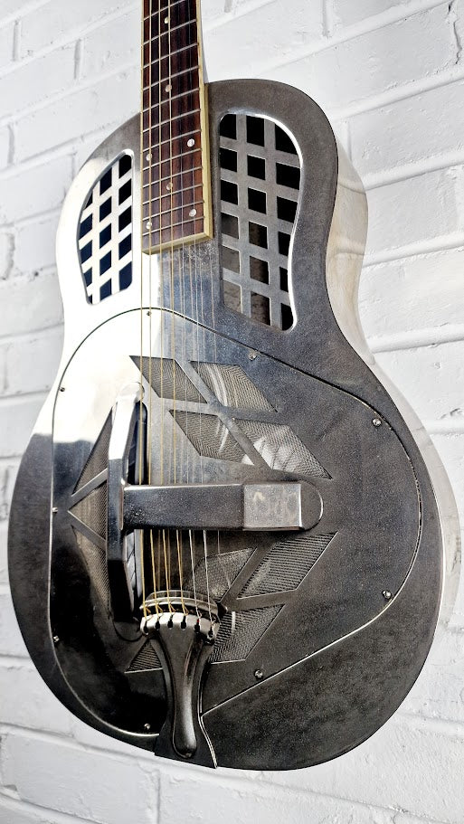 VINTAGE AMG2 TRICONE RESONATOR CHROME GUITAR