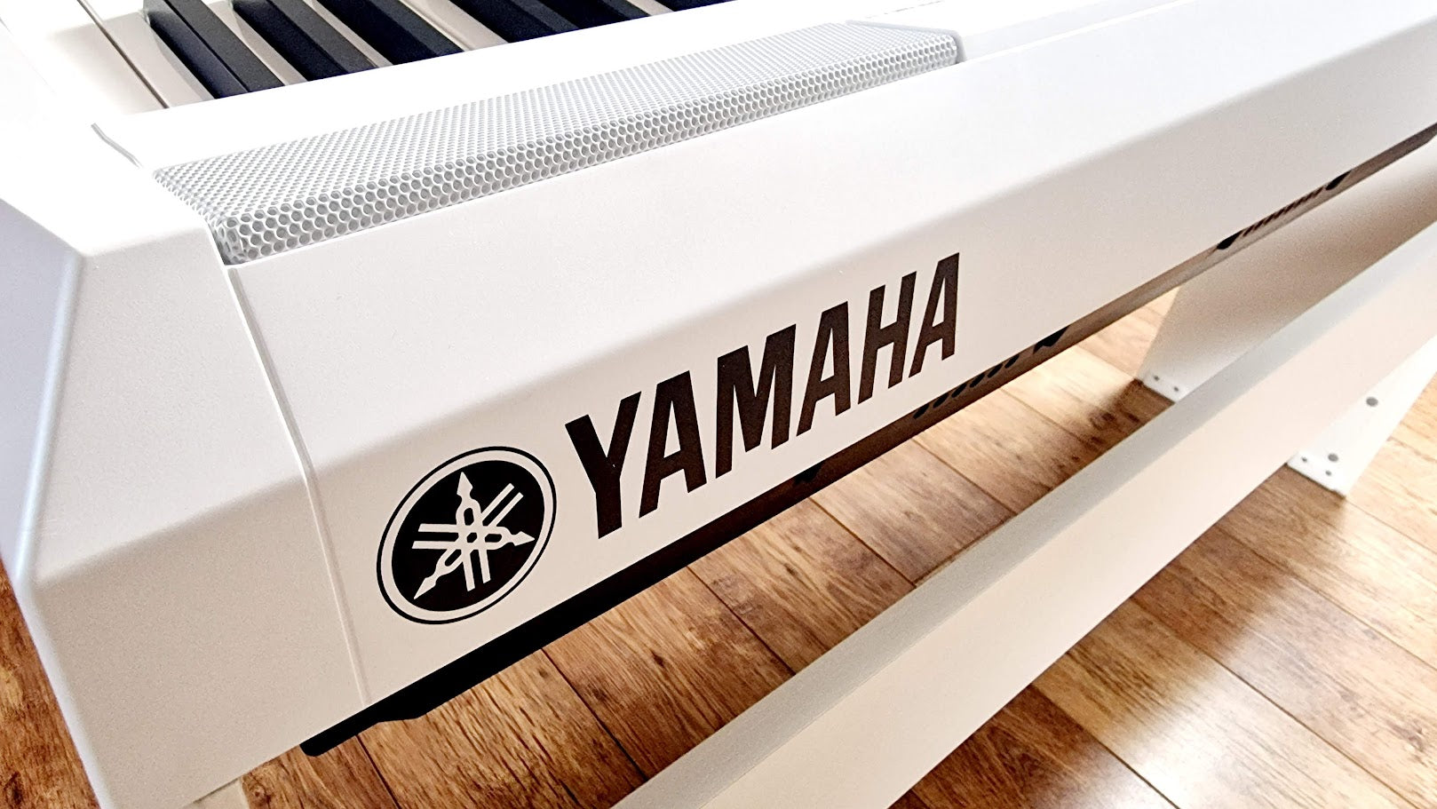 YAMAHA P115 88 KEY DIGITAL PIANO KEYBOARD IN WHITE + STAND