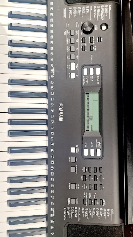 YAMAHA E373 61 KEY TOUCH SENSITIVE KEYBOARD + POWER SUPPLY