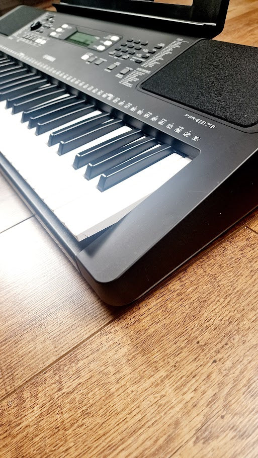 YAMAHA E373 61 KEY TOUCH SENSITIVE KEYBOARD + POWER SUPPLY