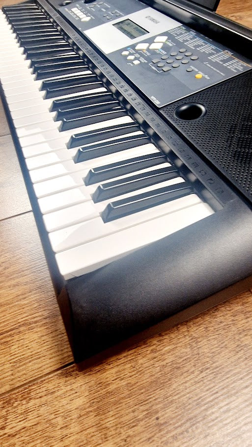 YAMAHA YPT230 61 KEY TOUCH SENSITIVE KEYBOARD + POWER SUPPLY