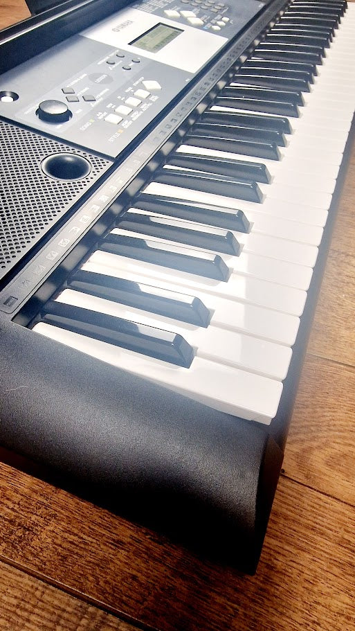 YAMAHA YPT230 61 KEY TOUCH SENSITIVE KEYBOARD + POWER SUPPLY