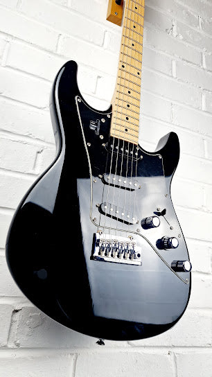 LINE 6 JAMES TYLER VARIAX JTV69S ELECTRIC GUITAR  + CASE + ACCESSORIES