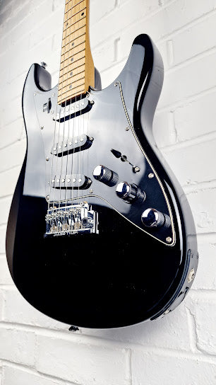 LINE 6 JAMES TYLER VARIAX JTV69S ELECTRIC GUITAR  + CASE + ACCESSORIES