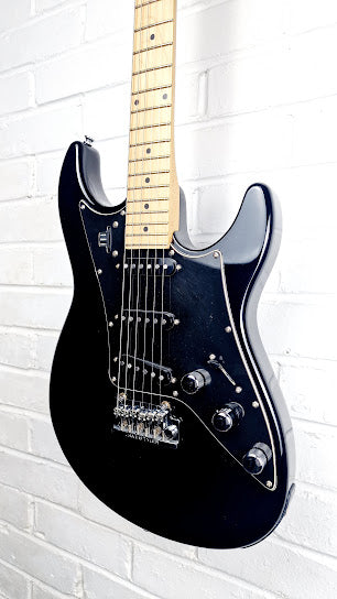 LINE 6 JAMES TYLER VARIAX JTV69S ELECTRIC GUITAR  + CASE + ACCESSORIES