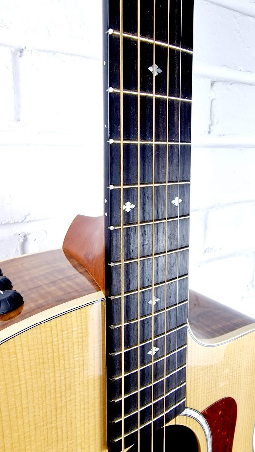 TAYLOR 214CE-K DLX ELECTRO ACOUSTIC GUITAR + TAYLOR HARD CASE