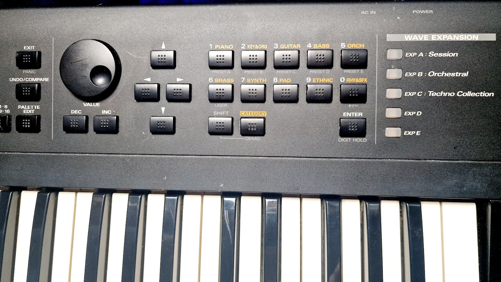 ROLAND XP30 64 VOICE EXPANDABLE 61 KEY SYNTHESIZER