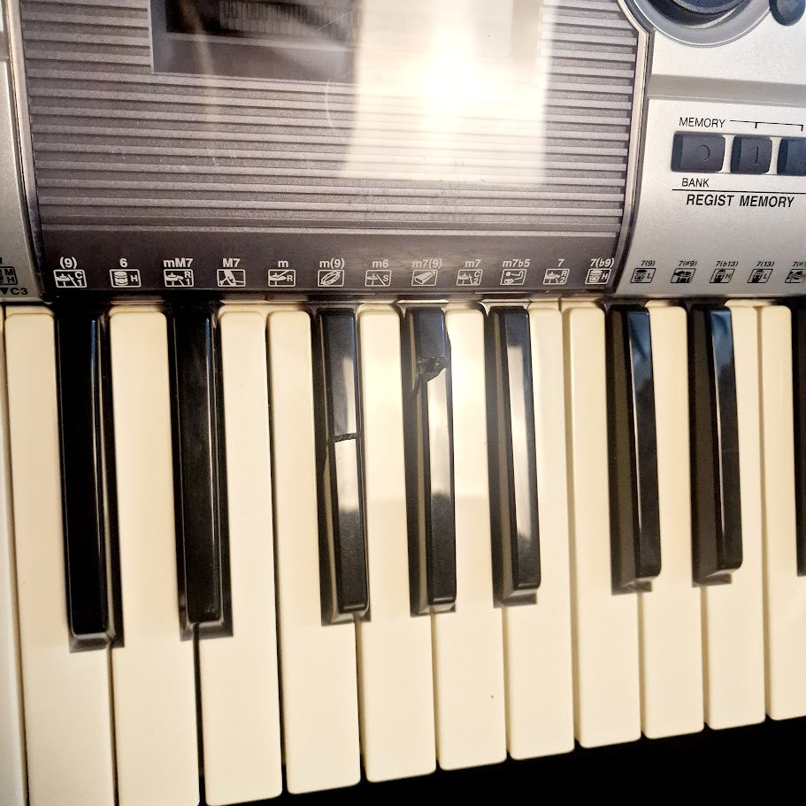 YAMAHA PSR E403 61 KEY KEYBOARD *FAULTY - 2 CRACKED KEYS*