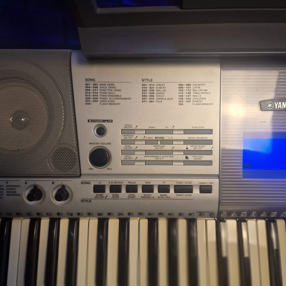 YAMAHA PSR E403 61 KEY KEYBOARD *FAULTY - 2 CRACKED KEYS*