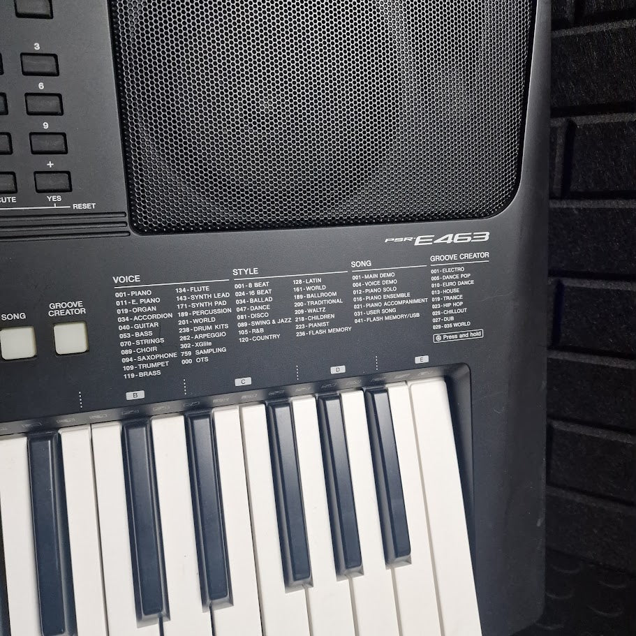 YAMAHA E463 61 KEY TOUCH SENSITIVE KEYBOARD