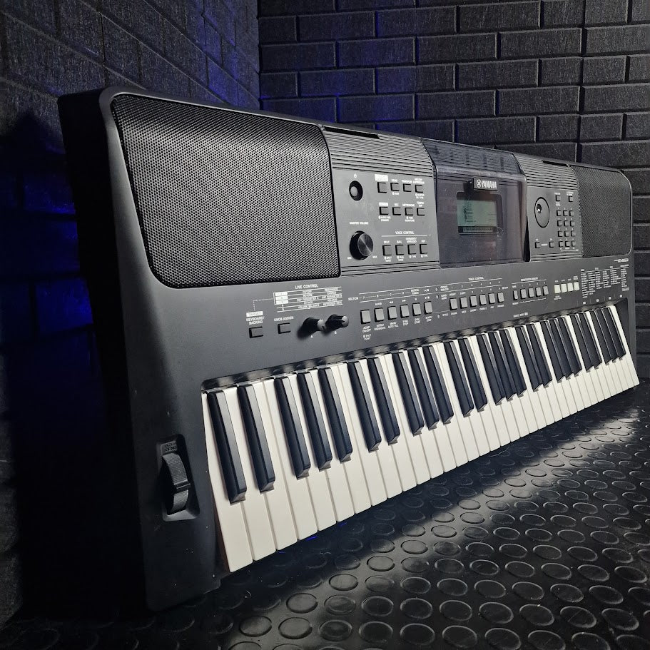 YAMAHA E463 61 KEY TOUCH SENSITIVE KEYBOARD