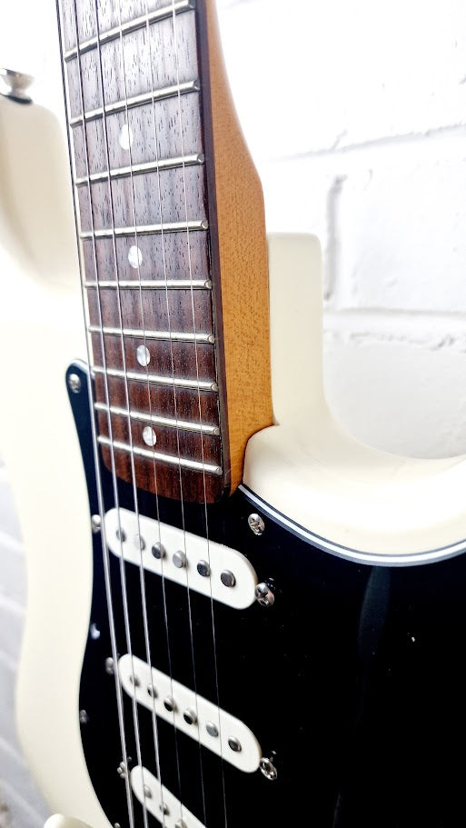 SQUIER STRATOCASTER ELECTRIC GUITAR VINTAGE WHITE WITH GUYKER LOCKING TUNERS