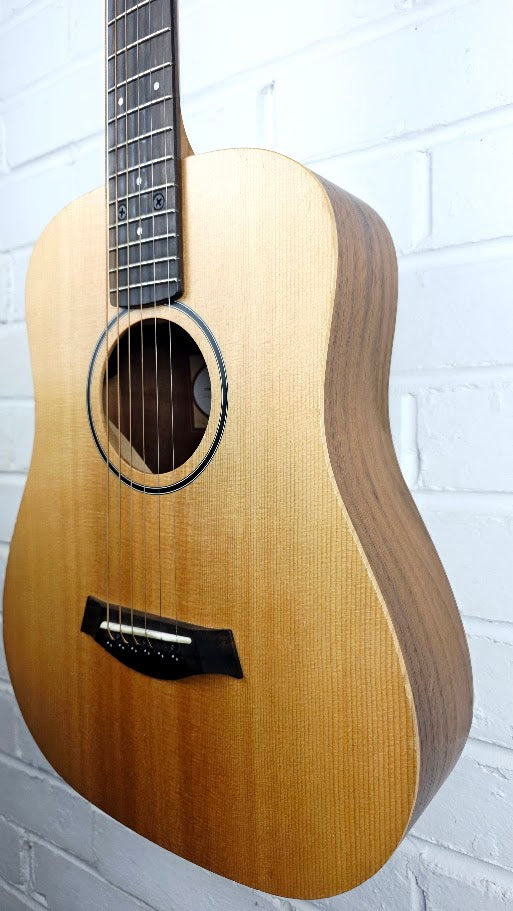 TAYLOR BABY BT1e ELECTRO ACOUSTIC GUITAR AND CASE