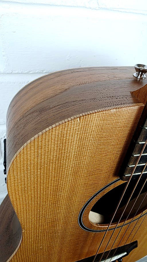 TAYLOR BABY BT1e ELECTRO ACOUSTIC GUITAR AND CASE