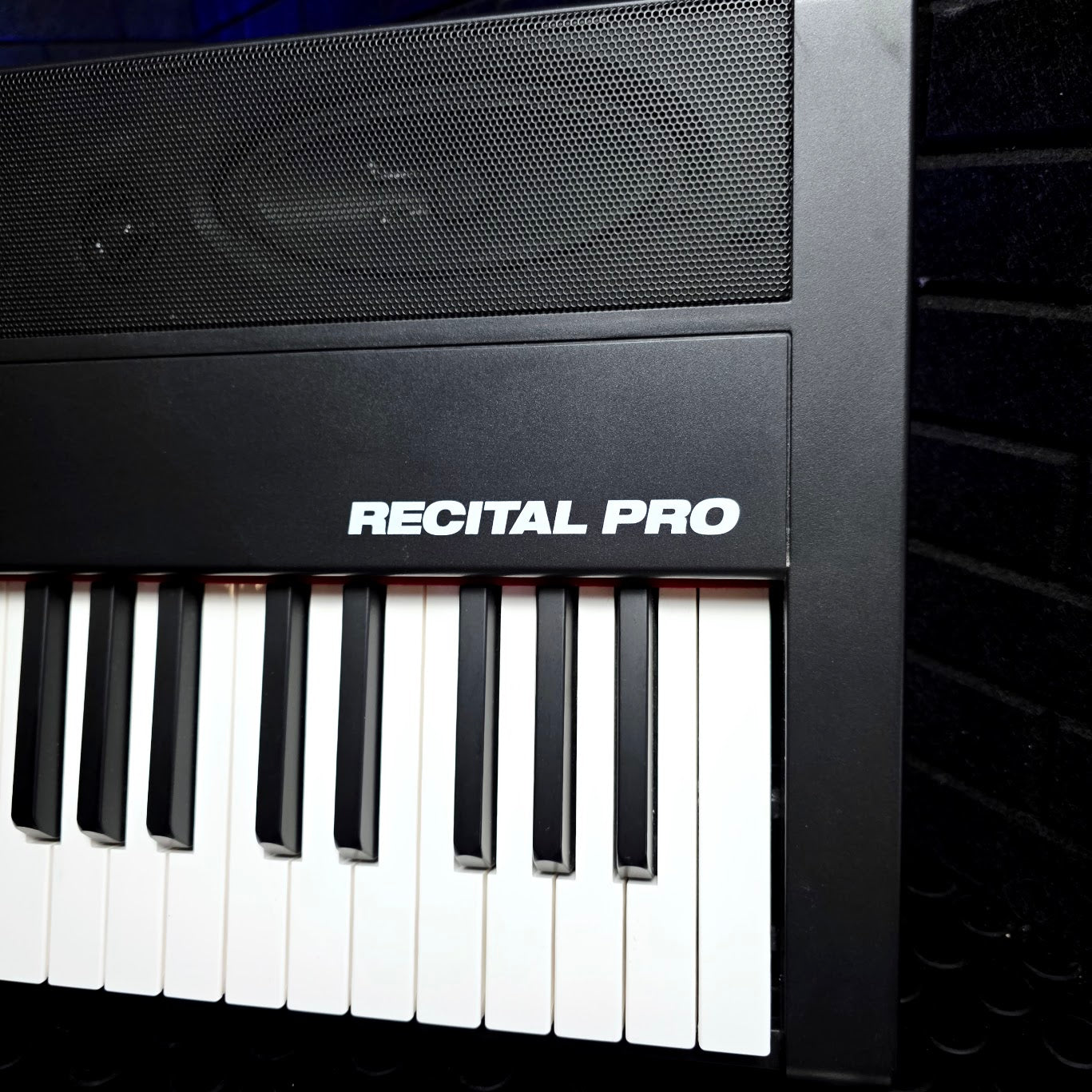 ALESIS RECITAL PRO 88 KEY TOUCH SENSITIVE KEYBOARD
