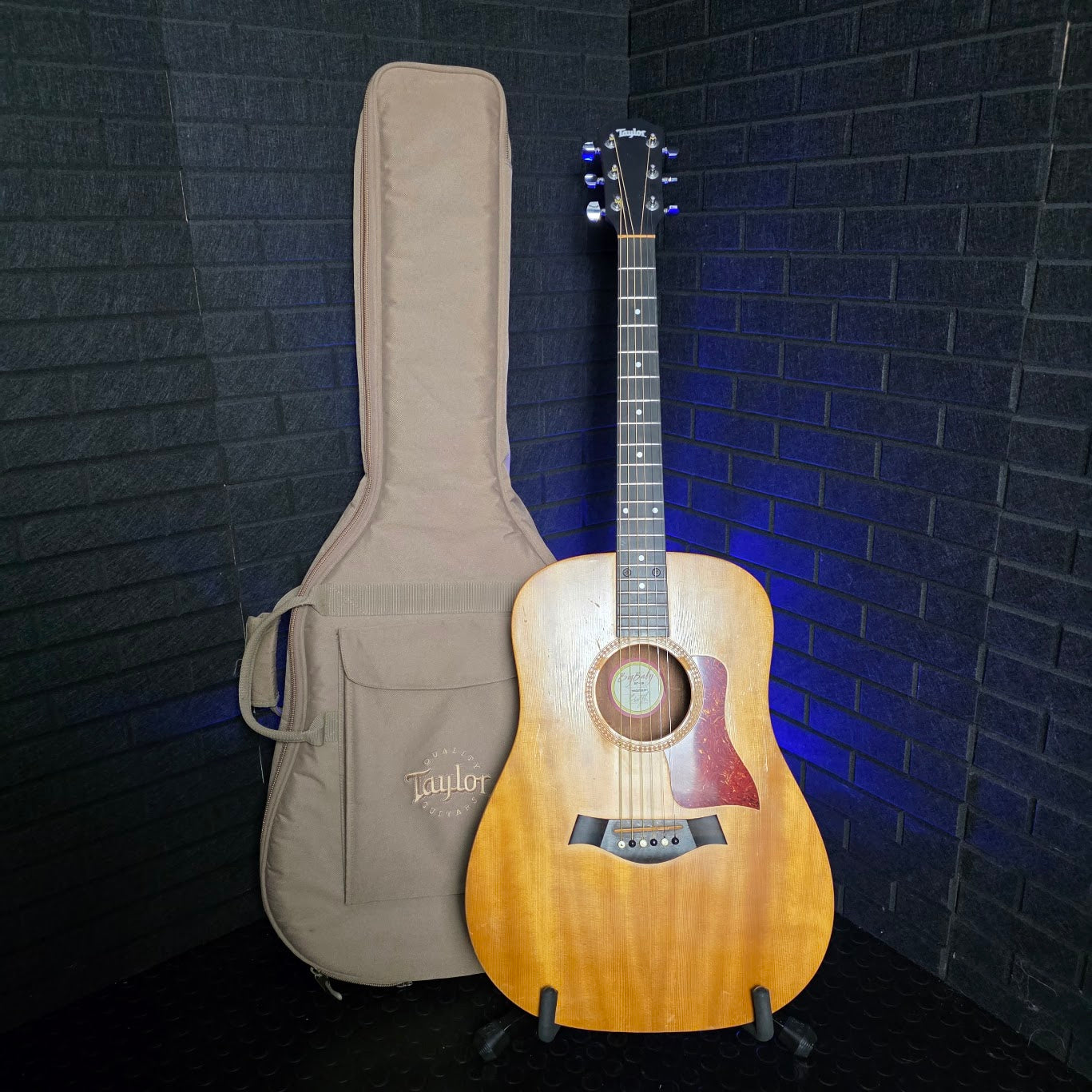 TAYLOR BIG BABY 307-GB ACOUSTIC GUITAR + TAYLOR CASE