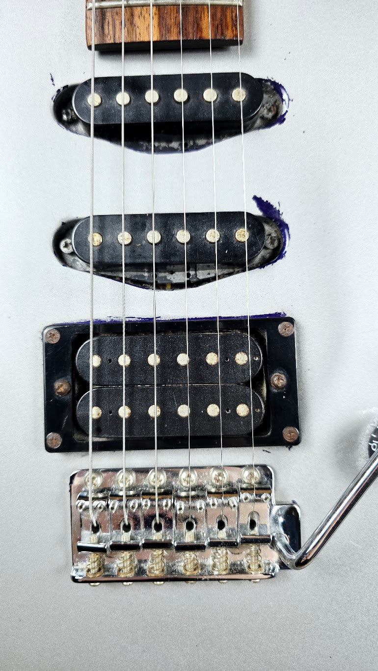 WASHBURN PRO MAVERICK SERIES SILVER ELECTRIC GUITAR